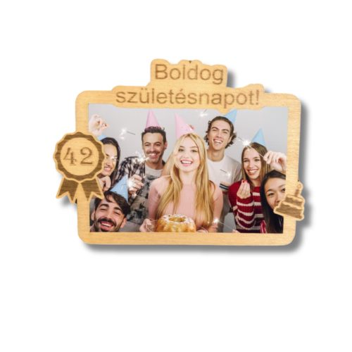 Egyedi gravírozott fa képkeret képpel, "Boldog születésnapot" felirattal (Fekvő)
